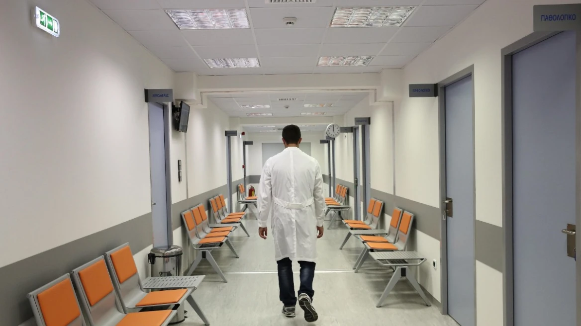 Κορωνοϊός: Ενεργοποιούνται πάλι μέτρα για τους επισκέπτες στα νοσοκομεία