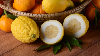 Το χρυσοκίτρινο φρούτο γεμάτο αντιοξειδωτικά και βιταμίνη C – Δεν είναι αυτό που φαντάζεστε