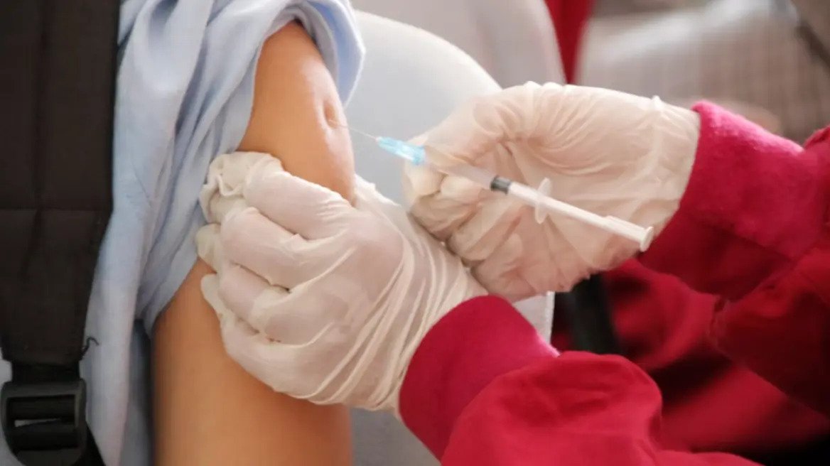 Κορωνοϊός: Τα ενισχυμένα εμβόλια είναι πιο αποτελεσματικά έναντι της Omicron, λένε τα CDC