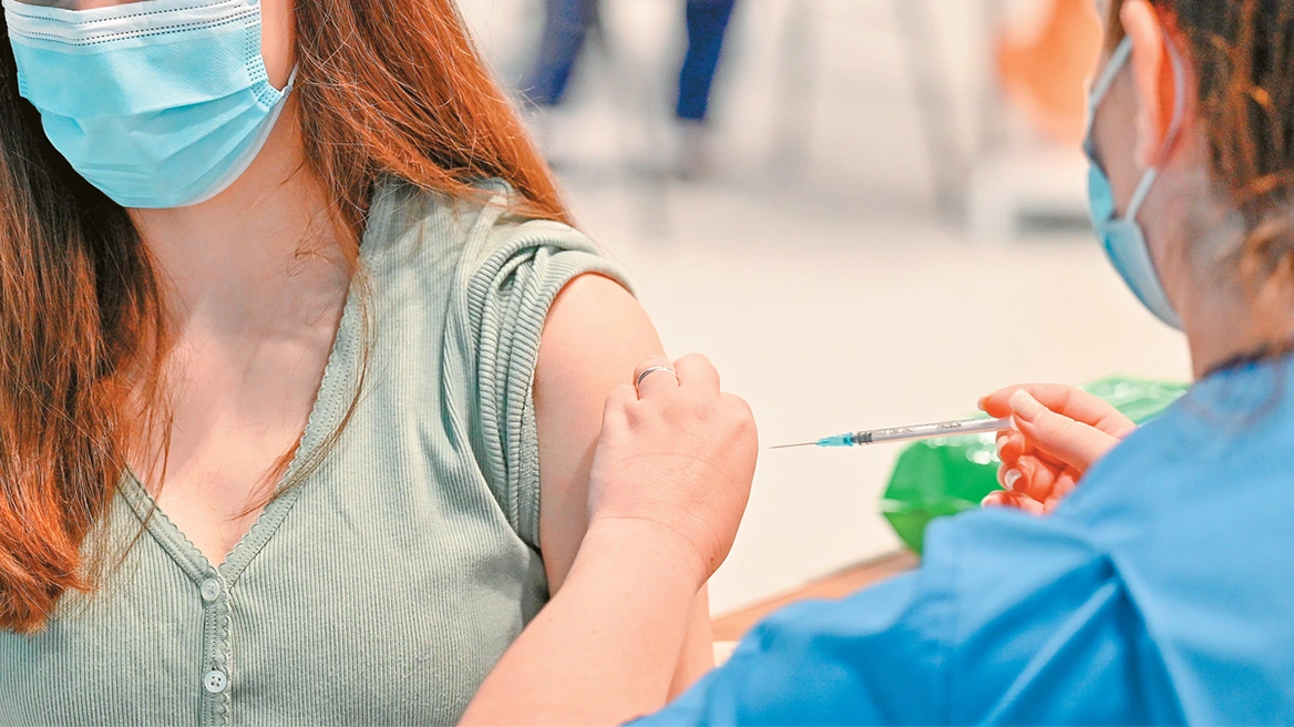 Επικαιροποιημένα εμβόλια: Ξεκινά σήμερα ο εμβολιασμός – Σε ποιους συστήνεται