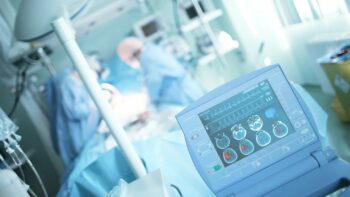 Κορωνοϊός: Επιδείνωση της θνησιμότητας των ασθενών εντός και εκτός ΜΕΘ δείχνει νέα μελέτη των Τσιόδρα – Λύτρα