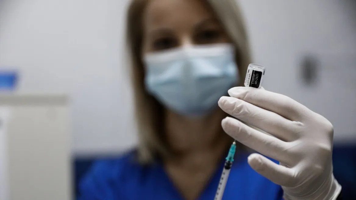 Κορωνοϊός: Ο εμβολιασμός με τρεις δόσεις αντί για δύο μειώνει τις πιθανότητες νοσηλείας