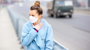 Κορωνοϊός: Πόσο επιβαρύνει τους ασθενείς η ατμοσφαιρική ρύπανση – Κινδυνεύουν λιγότερο οι εμβολιασμένοι;