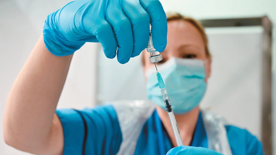 Κορωνοϊος: Ξεκινούν οι πρώτοι εμβολιασμοί με τα επικαιροποιημένα εμβόλια