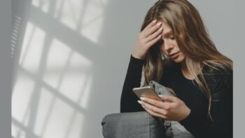 Κατάθλιψη: Η επικίνδυνη διαταραχή που απειλεί όσους χρησιμοποιούν social media