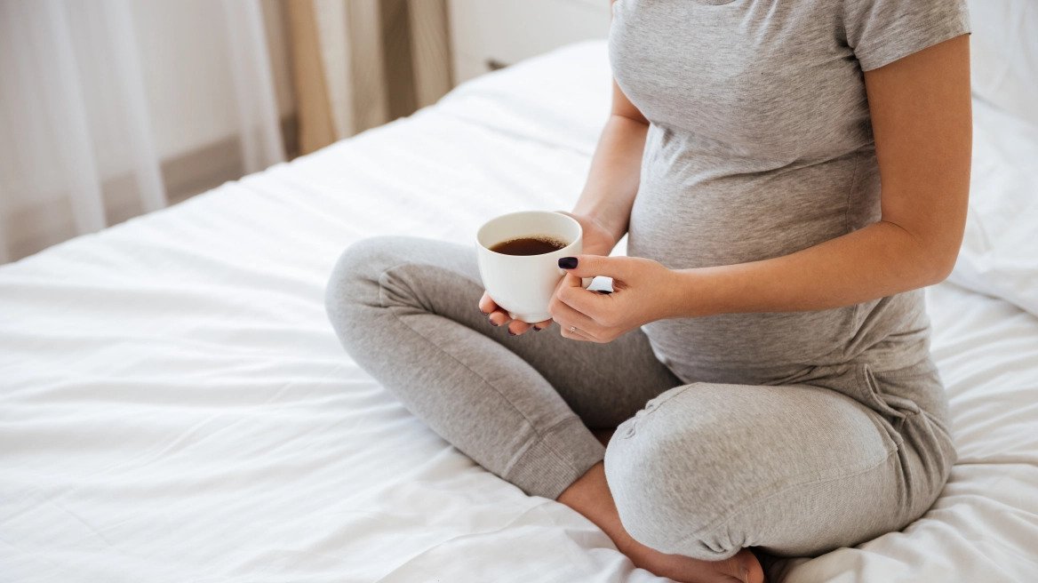 Έρευνα: Δύο καφέδες τη μέρα στην εγκυμοσύνη μπορεί να οδηγήσουν στη γέννηση πιο κοντού παιδιού