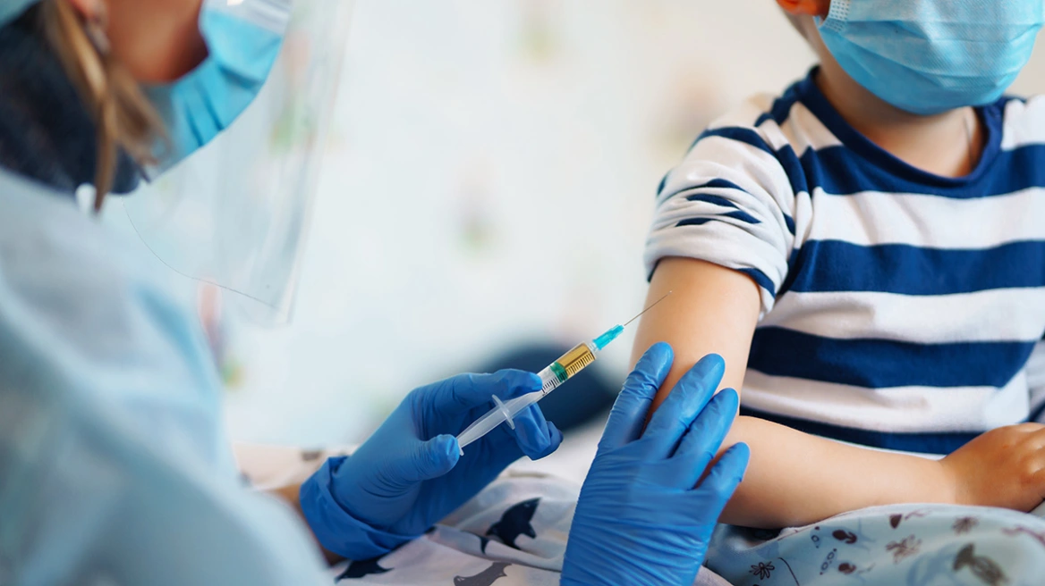 Κορωνοϊός: Ανοίγει αύριο η πλατφόρμα για τον εμβολιασμό των παιδιών από 6 μηνών ως 4 ετών