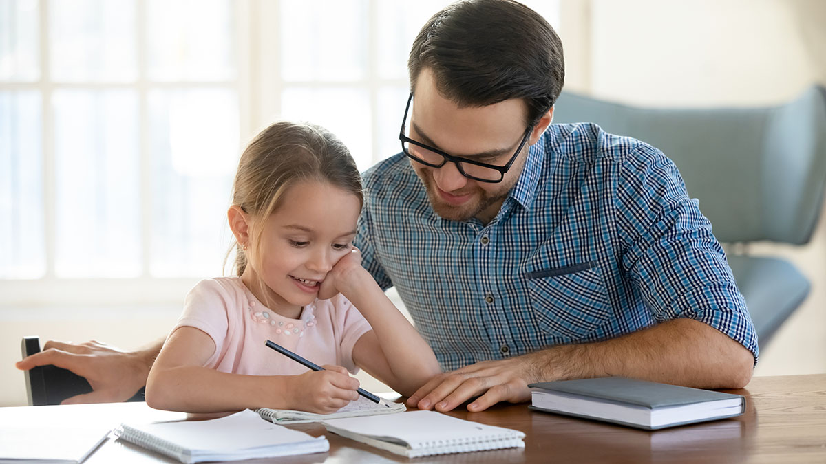 Γονείς: Πώς να βοηθήσετε αποτελεσματικά το παιδί στο διάβασμα για το σχολείο