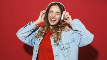 Απώλεια ακοής: Απειλεί πάνω από ένα δισεκατομμύριο έφηβους – Η ένοχη συνήθεια