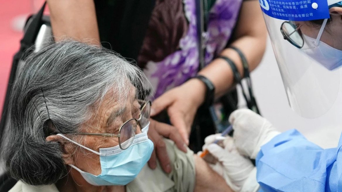 Κίνα: Ξεκινά εκστρατεία για να πειστούν οι διστακτικοί ηλικιωμένοι να εμβολιαστούν