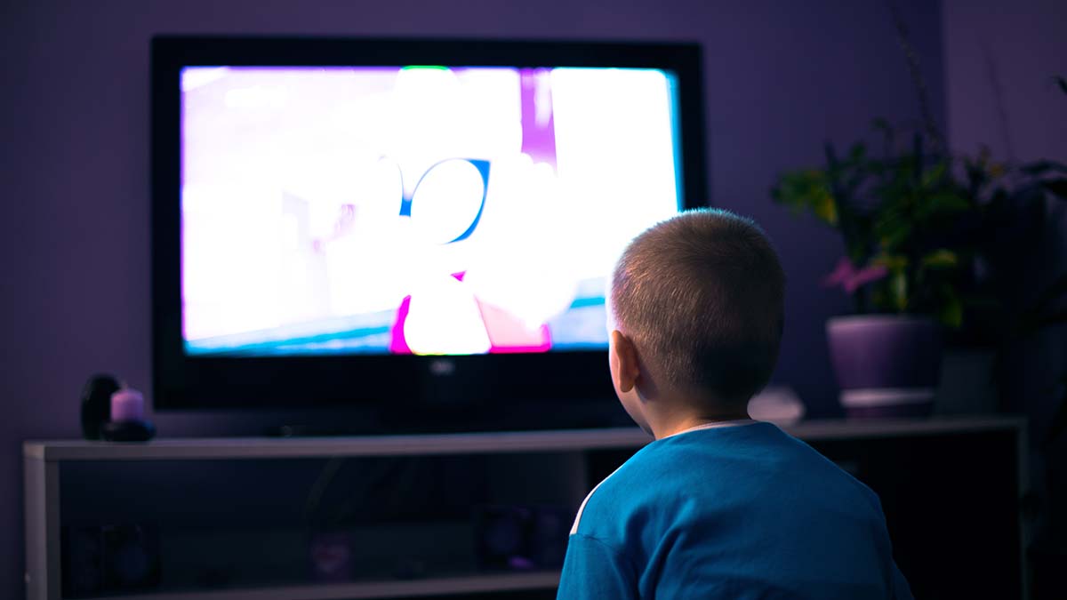 Εθισμοί: Επιρρεπή τα παιδιά που βλέπουν πολλή τηλεόραση – Πόσες ώρες τηλεθέασης αυξάνουν τον κίνδυνο