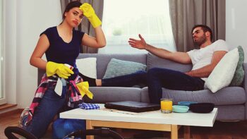 Άντρες: Τι κερδίζουν και τι χάνουν στην ερωτική τους ζωή όταν κάνουν δουλειές του σπιτιού