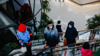 Η Κίνα αλλάζει πολιτική για την πανδημία: Χαλάρωση μέτρων και χαμηλοί τόνοι από αξιωματούχος