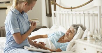 Ανακουφιστική Φροντίδα: Ποιους ασθενείς αφορά και πότε ξεκινά – Τα εμπόδια που πρέπει να ξεπεραστούν