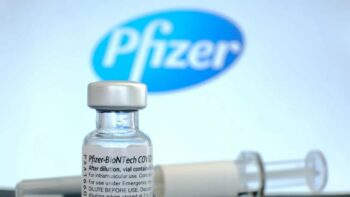 Κορωνοϊός – ΗΠΑ: Η ταυτόχρονη λήψη εμβολίου Covid της Pfizer και εμβολίου γρίπης ίσως συνδέεται με εγκεφαλικό, λέει ο FDA