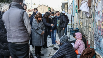 Κατερίνα Σακελλαροπούλου: Συνομίλησε με ουσιοεξαρτημένους σε δράση του ΟΚΑΝΑ στο κέντρο της Αθήνας