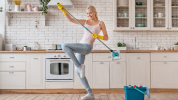 Σκούπα, ξεσκόνισμα, καθάρισμα: Πόσες θερμίδες καίμε με τις δουλειές στο σπίτι